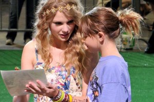 0708_taylor_swift_autographs_970-630x420